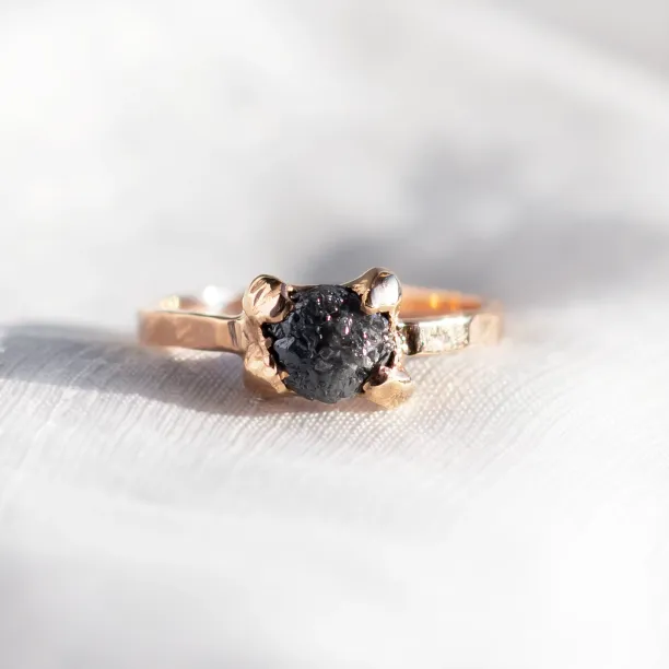 Originální zásnubní prsten s šedým surovým diamantem INES Image