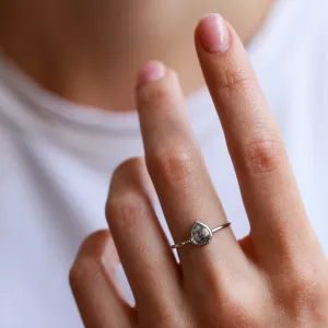 Minimalist gold ring with salt and pepper diamond XENÉ Thumbnail