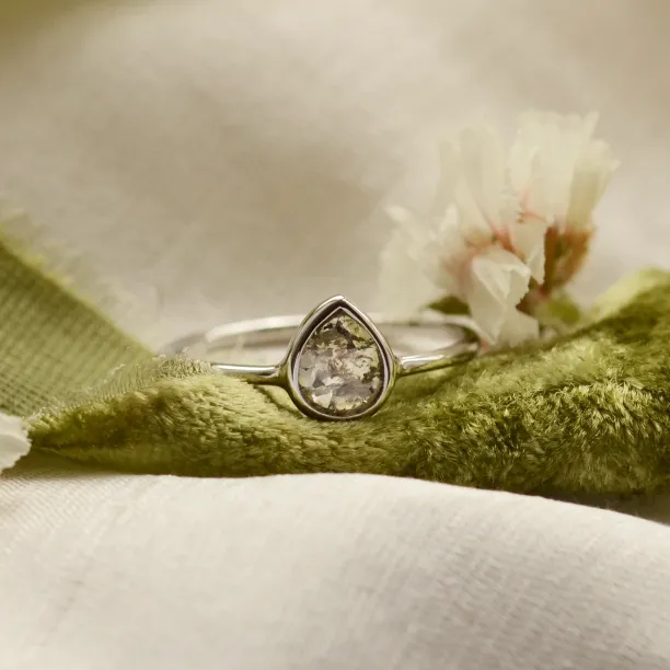 Minimalist gold ring with salt and pepper diamond XENÉ Image