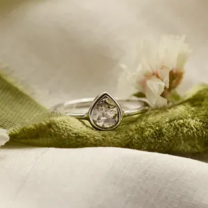 Minimalist gold ring with salt and pepper diamond XENÉ Thumbnail