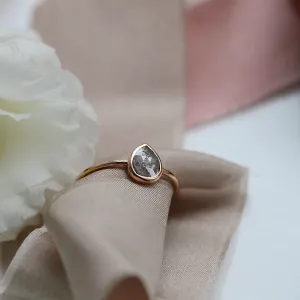 Minimalist gold ring with salt and pepper diamond XENÉ Thumbnail
