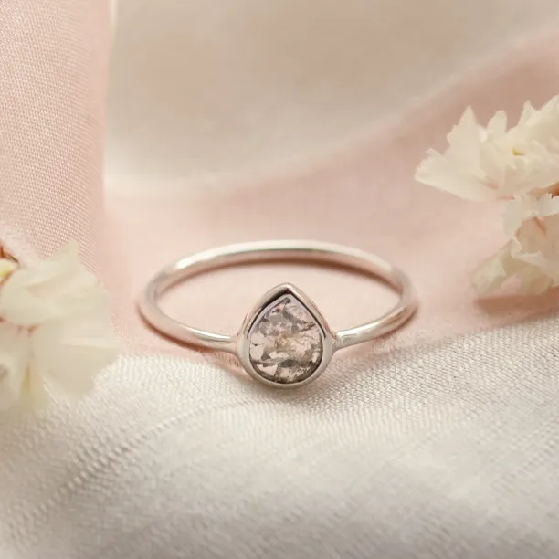 Minimalist gold ring with salt and pepper diamond XENÉ Image