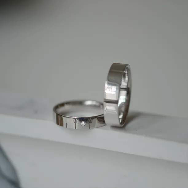 Snubní prsteny ze zlata s rytinou stromů FORI Image