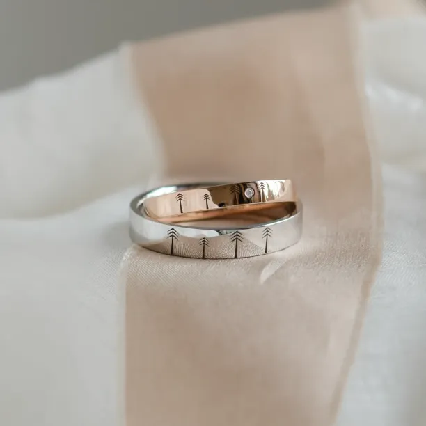 Snubní prsteny ze zlata s rytinou stromů FORI Image