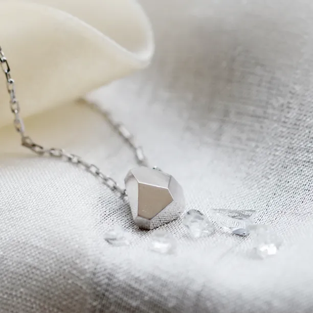 Minimalistický zlatý řetízek s přívěskem RISO Image