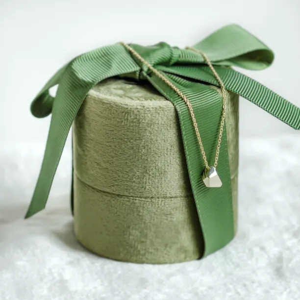 Minimalistický zlatý řetízek s přívěskem RISO Image