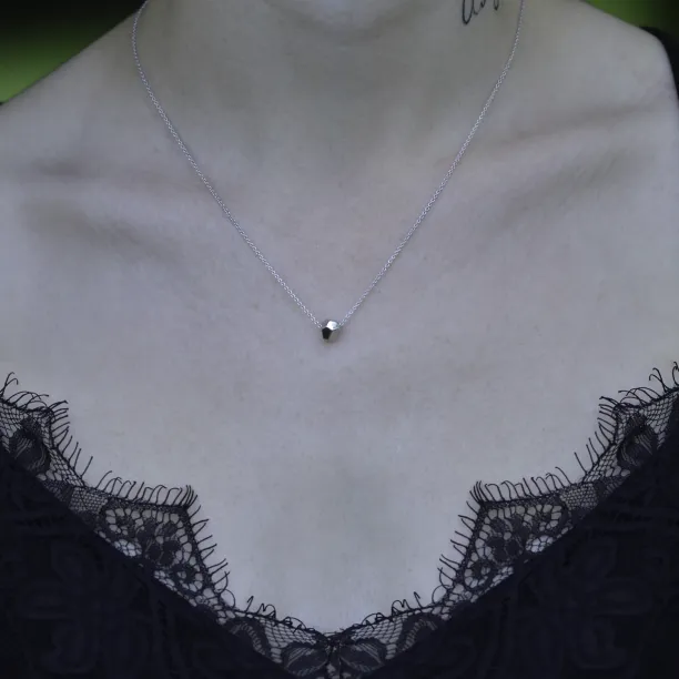 Minimalistický zlatý řetízek s přívěskem RISO Image