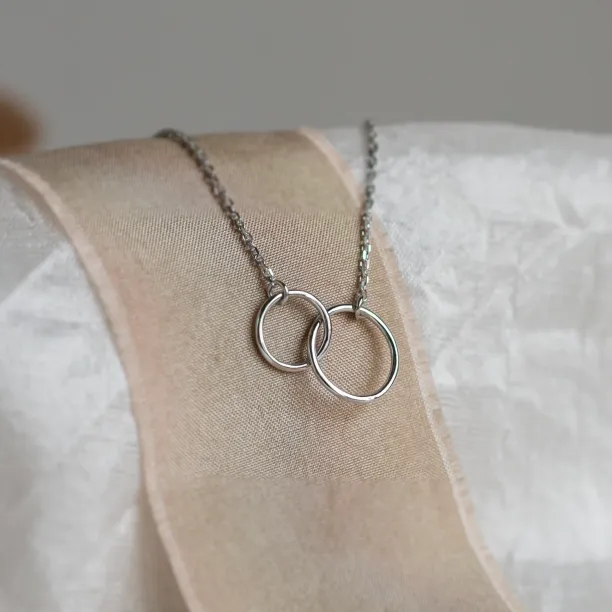 Minimalistický zlatý náhrdelník s kruhy VOVET Image