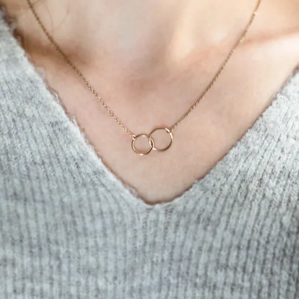 Minimalistický zlatý náhrdelník s kruhy VOVET Image