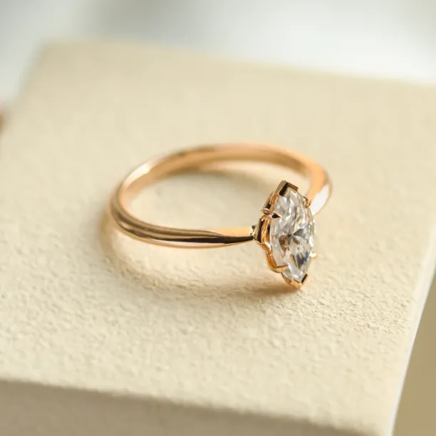 Minimalistický zlatý prsten s moissanitem ve tvaru markýz LOUISA Image