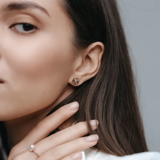 Zlaté náušnice ve tvaru hexagonu s vyměnitelným drahokamem SAM Image