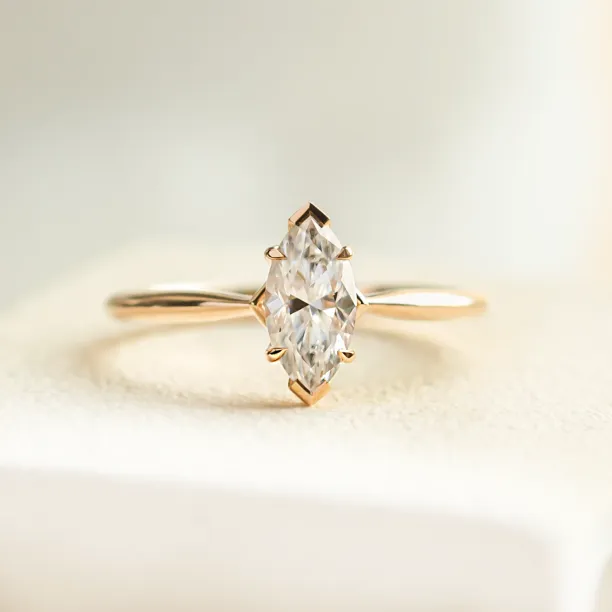Minimalistický zlatý prsten s moissanitem ve tvaru markýz LOUISA Image