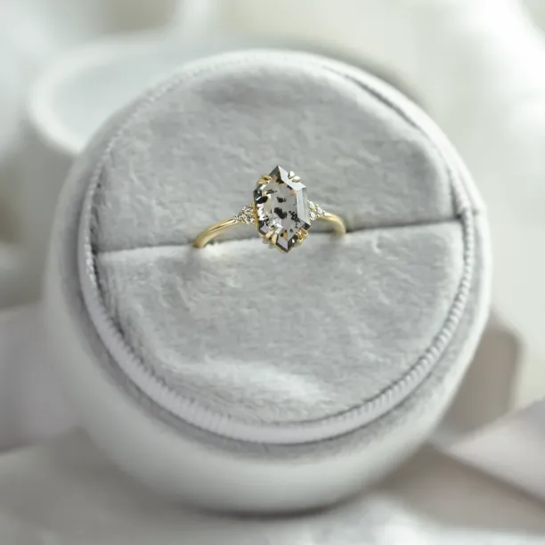 Lab-grown salt and pepper diamond ring PAULI Image