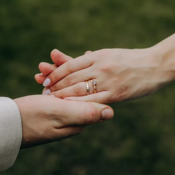 Zvlněné snubní prsteny ze zlata s diamantem APRILIA Image