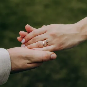 Zvlněné snubní prsteny ze zlata s diamantem APRILIA Thumbnail