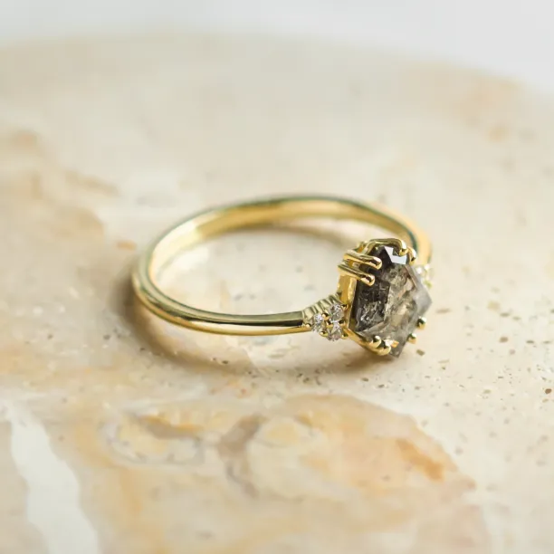 Zásnubní prsten se salt and pepper diamantem a klasickými diamanty VERA Image