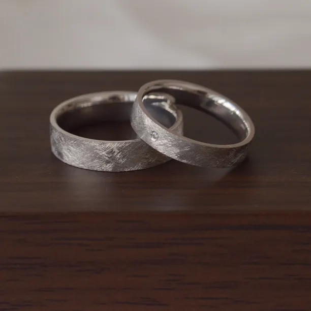 Snubní prsteny ze zlata s matným povrchem a diamantem TOFA Image