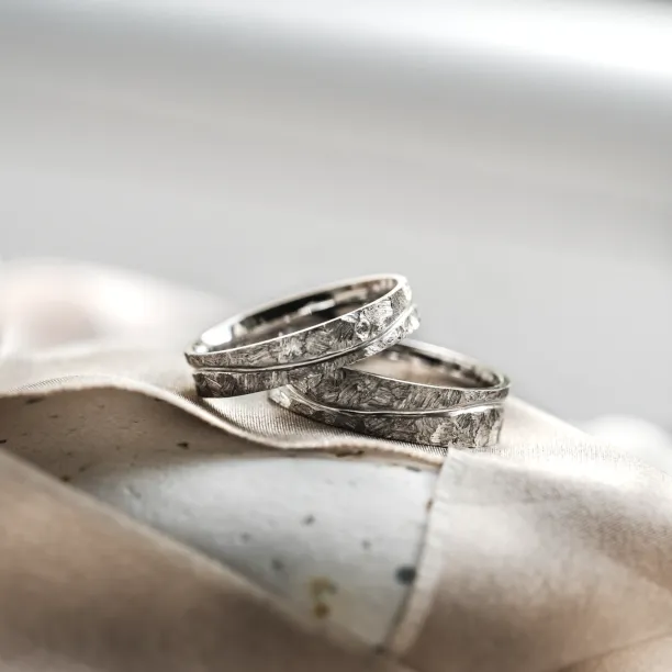 Zlaté snubní prsteny s poškrábaným povrchem LUGO Image