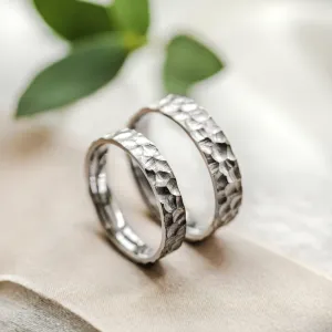 Gold wedding bands with engraved surface PRATO