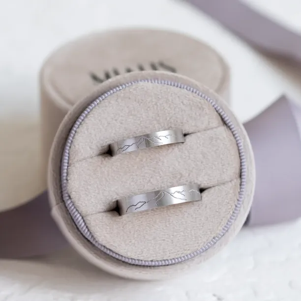 Gold wedding rings with engraved mountains TATRY  Image