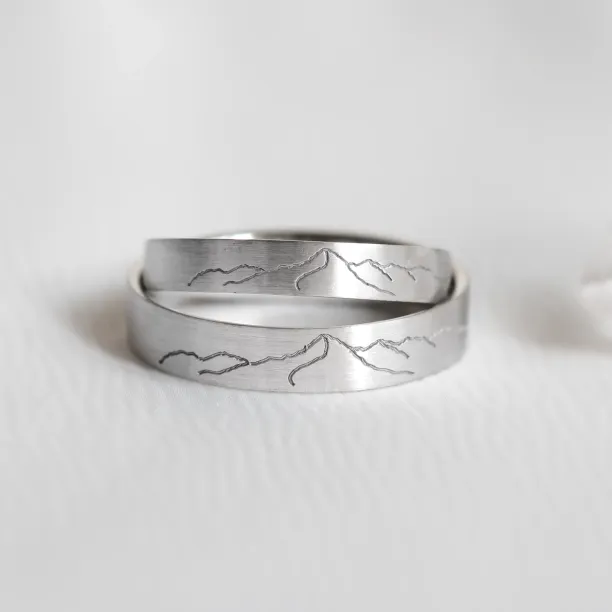 Gold wedding rings with engraved mountains TATRY  Image