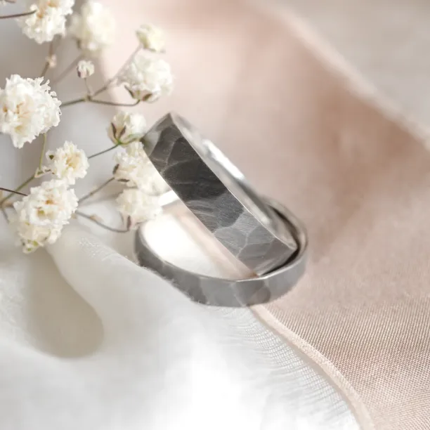 Snubní prsteny s tepaným povrchem ze zlata PERU Image