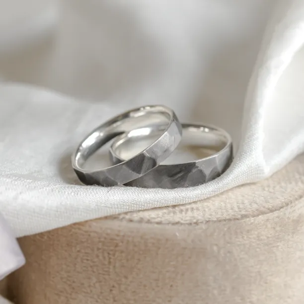 Snubní prsteny s tepaným povrchem ze zlata PERU Image