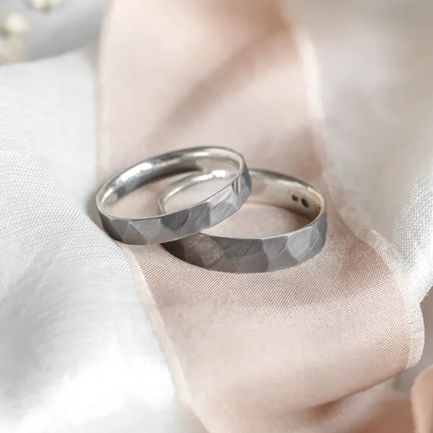 Snubní prsteny s tepaným povrchem ze zlata PERU Image