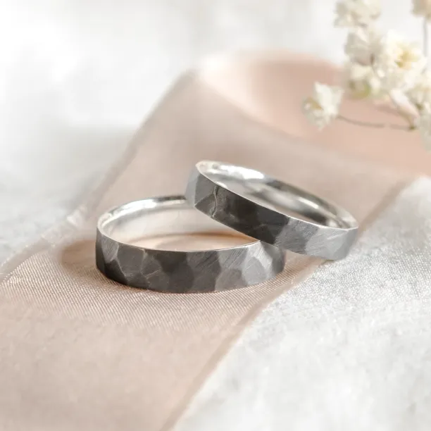 Snubní prsteny s tepaným povrchem ze zlata PERU Image