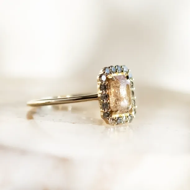 Zlatý halo prsten se salt and pepper diamanty LUCIA Image