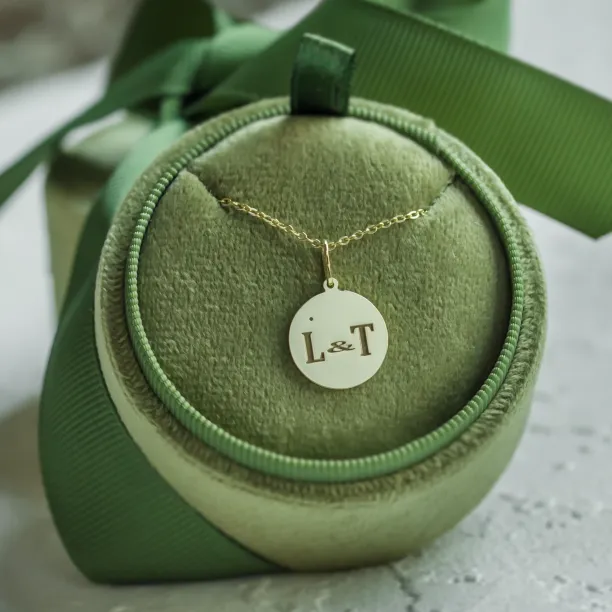 Zlatý přívěsek s kompasem a diamantem MAP Image