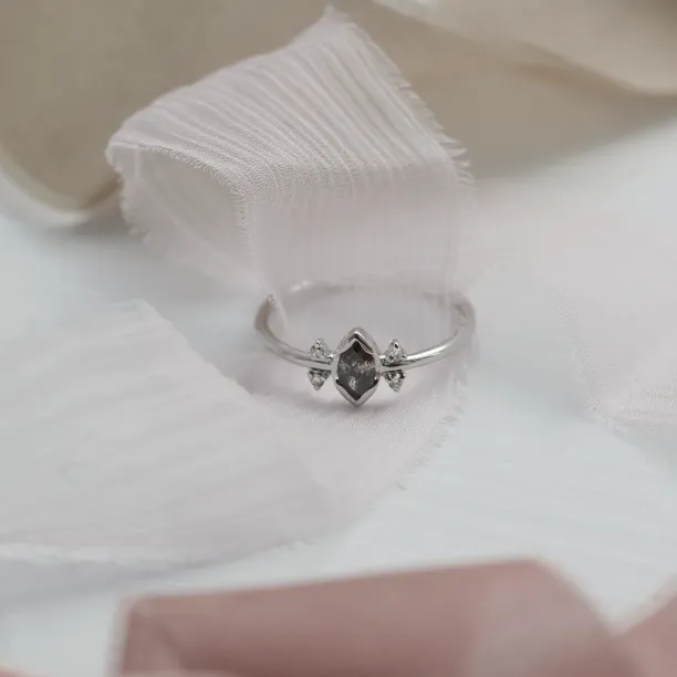 SABI gold ring with salt and pepper diamond 0.2ct Image