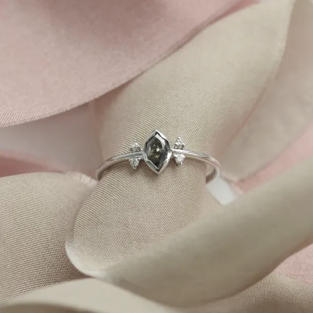 SABI gold ring with salt and pepper diamond 0.2ct Image