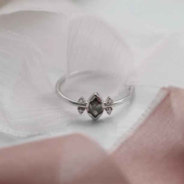 SABI gold ring with salt and pepper diamond 0.2ct Image