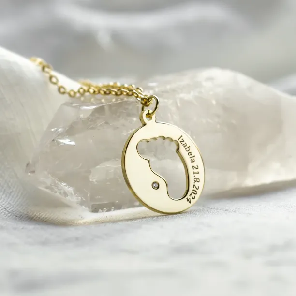 Zlatý přívěsek ve tvaru dětské stopy EIIA s diamantem  Image