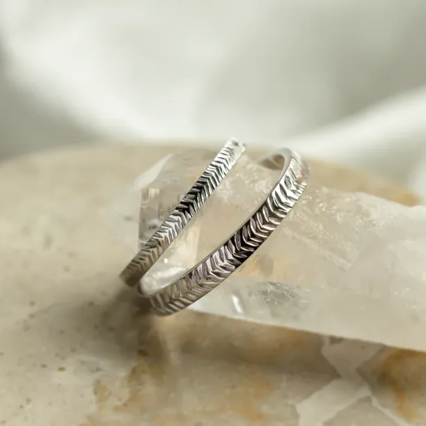 Netradiční snubní prsteny s motivem šípů CUPID Image