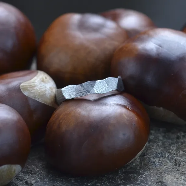 Zlaté snubní prsteny s tepaným povrchem TRINVI Image