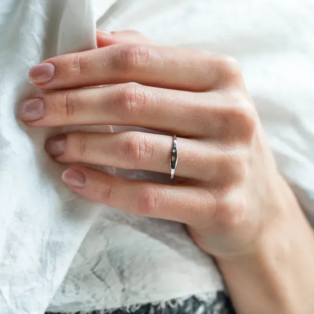 Minimalistický zlatý prsten s diamantem a gravírem VENI Image