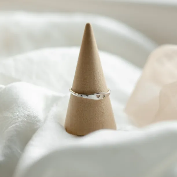 Minimalistický zlatý prsten s diamantem a gravírem VENI Image