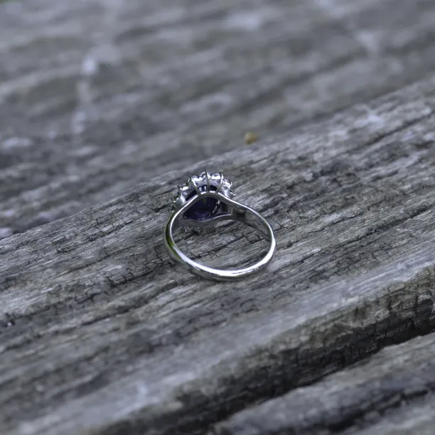 Golden ring with JUFI diamonds and a sapphire Image