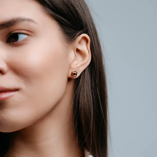 Zlaté náušnice ve tvaru hexagonu s vyměnitelným drahokamem SAM Image