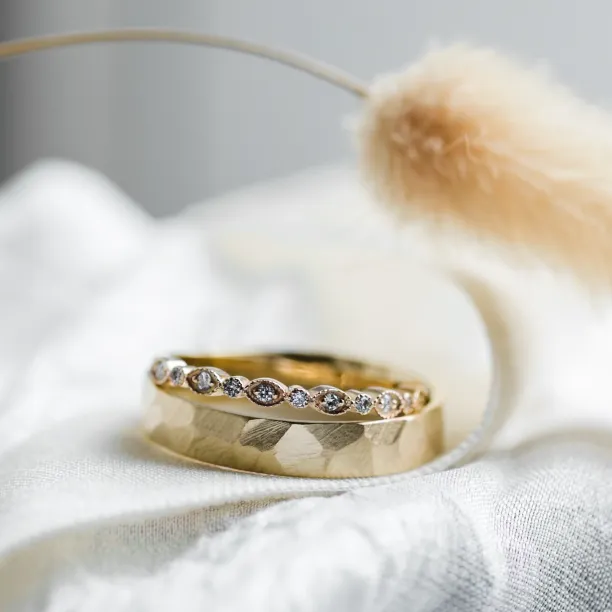 Zlaté snubní prsteny s diamanty LATI Image