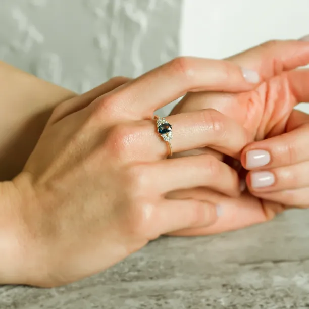 Luxusní prsten s modrozeleným safírem a diamanty HAZEL Image