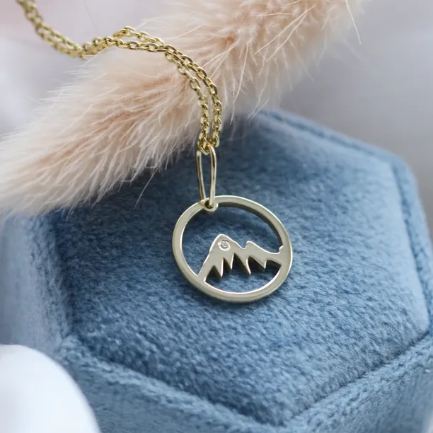 Zlatý přívěsek s diamantem pro horské nadšence MUNI Image