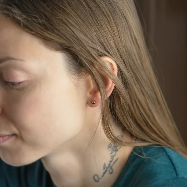 Zlaté minimalistické puzetové náušnice s černými diamanty ANY Image