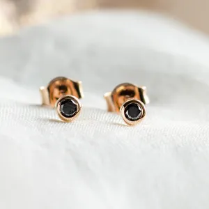 Zlaté minimalistické puzetové náušnice s černými diamanty ANY