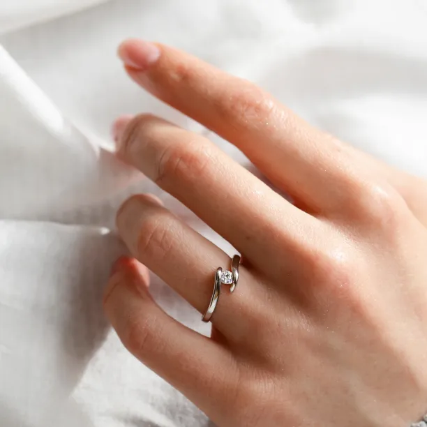 Zásnubní zlatý prsten s diamantem LEA Image