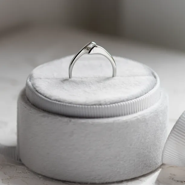 Zásnubní zlatý prsten s diamantem LEA Image