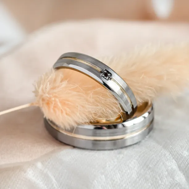 Zlaté snubní prsteny s diamantem pokryté černým rhodiem MOON Image