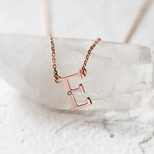 Zlatý náhrdelník s písmenkem a diamantem VERTE Image